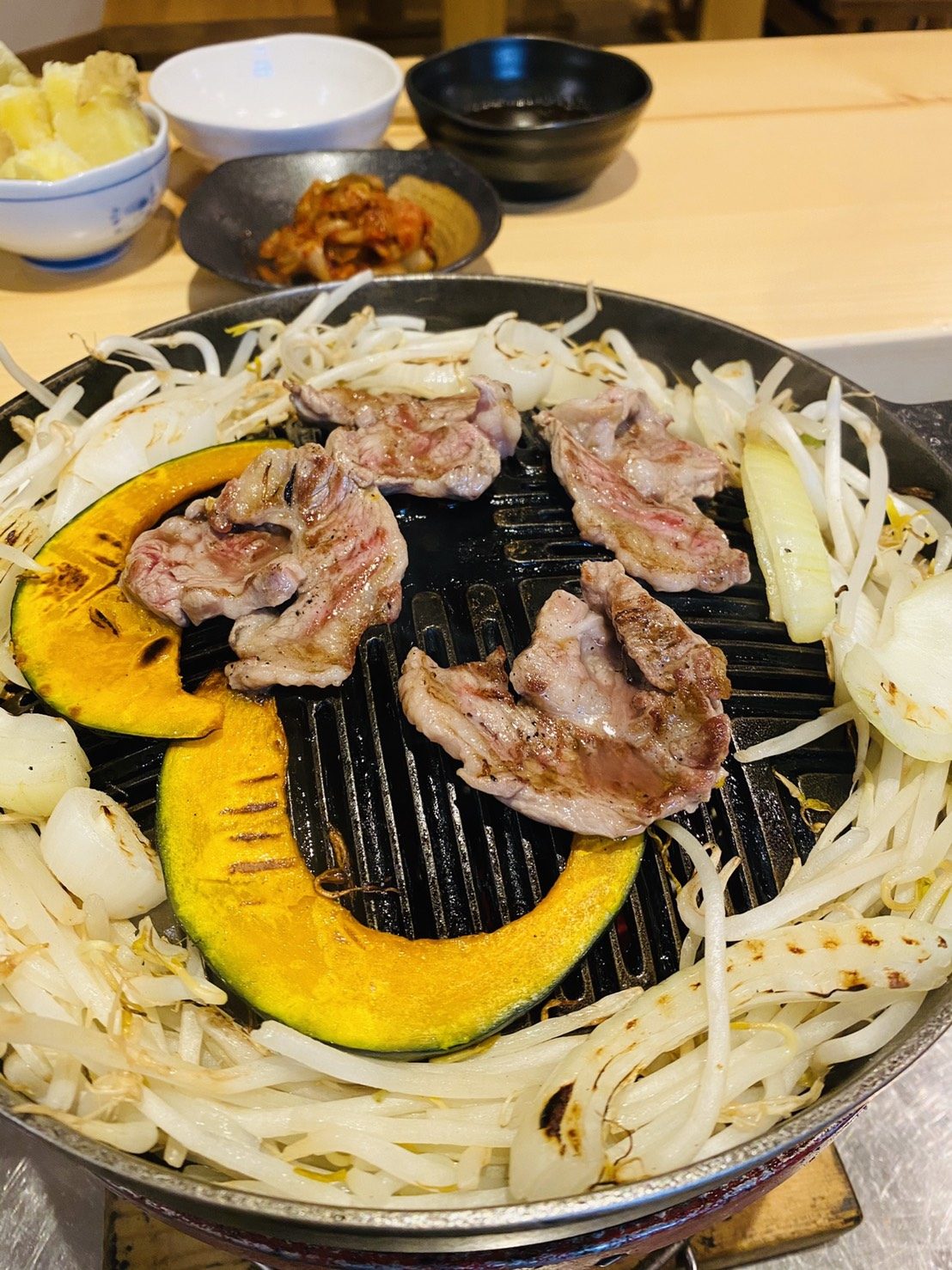 安努普利雪場美食｜二世古成吉思汗的食材使用的是新鮮羊肉，內部的氛圍也相當輕鬆很適合2-4人的團體前來。現任的老闆是一對夫妻，繼承成吉思汗家業已經是第三代，由父