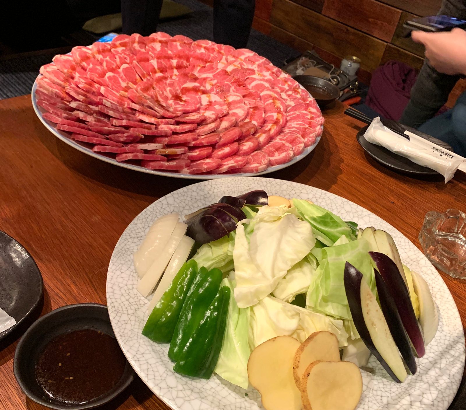 安努普利雪場美食｜Loft Club自1989年創業至今，很受到觀光客們的喜愛。餐廳裝潢就像是親手搭建的美式小木屋一樣溫馨，羊肉一端上桌更是顛覆了你對羊肉的想
