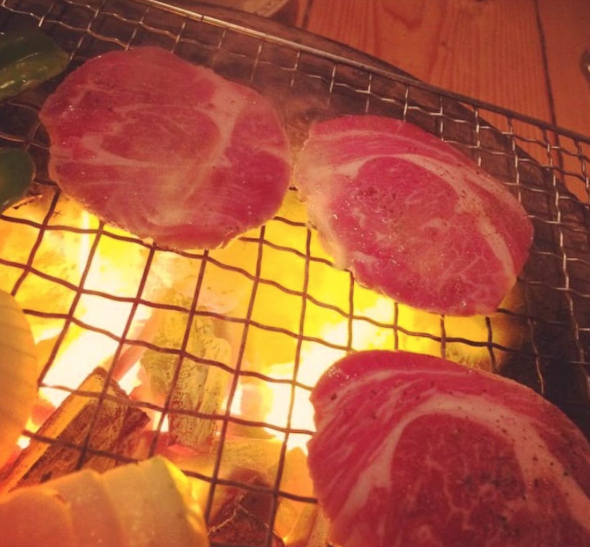 安努普利雪場美食｜跟上一間我們介紹的二世古成吉思汗使用圓形鐵盤以保留肉汁不同，Loft Club是使用木炭直火在鐵網上燒烤後，沾一些微辣的醬汁後搭配白飯入口，