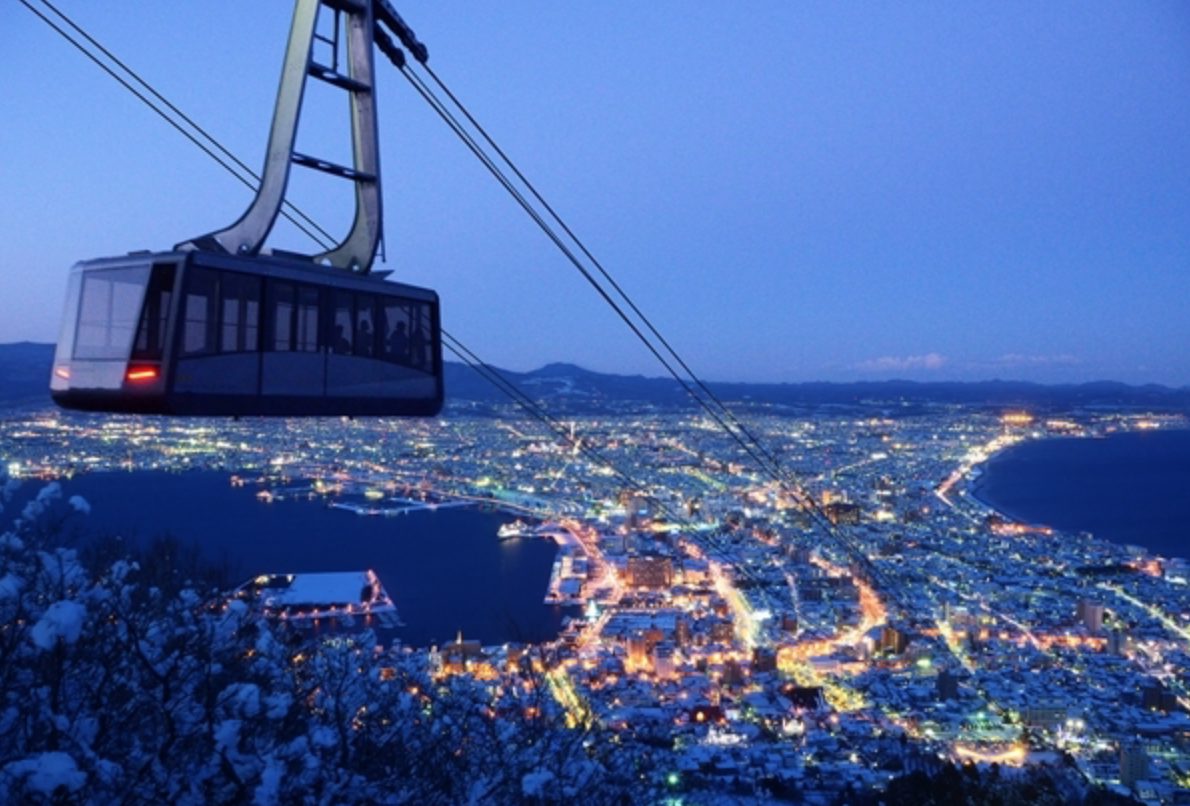函館除了百萬夜景還有什麼？｜被譽為世界三大夜景的函館山源自於得天獨厚的海港包夾，與平地呈現剛好的距離感，還可以觀察到造訪過景點亮起閃閃燈光，以及路面電車、自家車的來來往