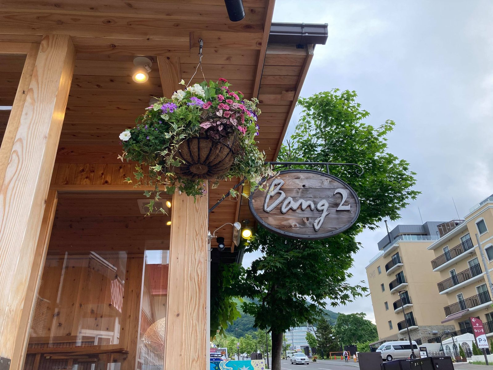 比羅夫區親朋好友共享美食餐廳|Niseko Bang-bang的故事要回朔到36年前,在日本九州長大的老闆齊藤先生因為想要學習滑雪而輾轉來到了二世古,一開始在飯店打工的他