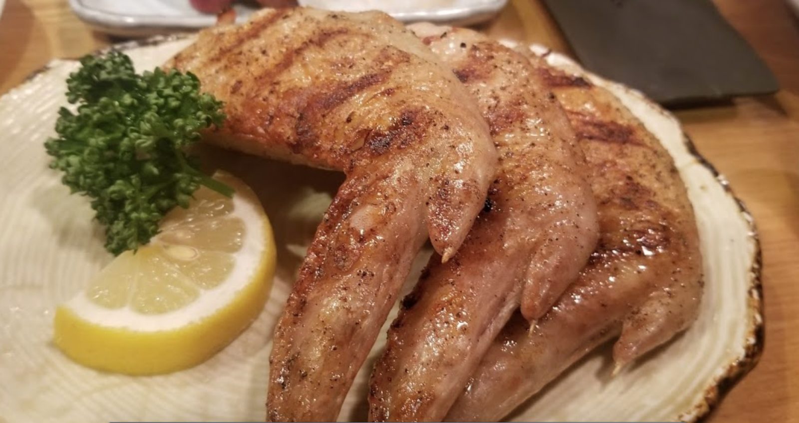 比羅夫區親朋好友共享美食餐廳|Niseko Bang-bang的故事要回朔到36年前,在日本九州長大的老闆齊藤先生因為想要學習滑雪而輾轉來到了二世古,一開始在飯店打工的他