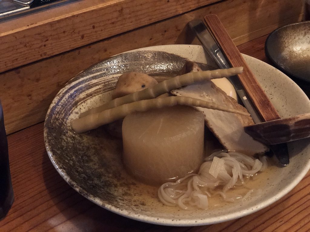 比羅夫區親朋好友共享美食餐廳|關東煮是日本的大眾料理,在寒冷的冬天和朋友一起聚在桌邊,來碗暖暖的關東煮,還有什麼可以比這個更幸福!每次我們跟朋友來到えびす亭,除了先已一人