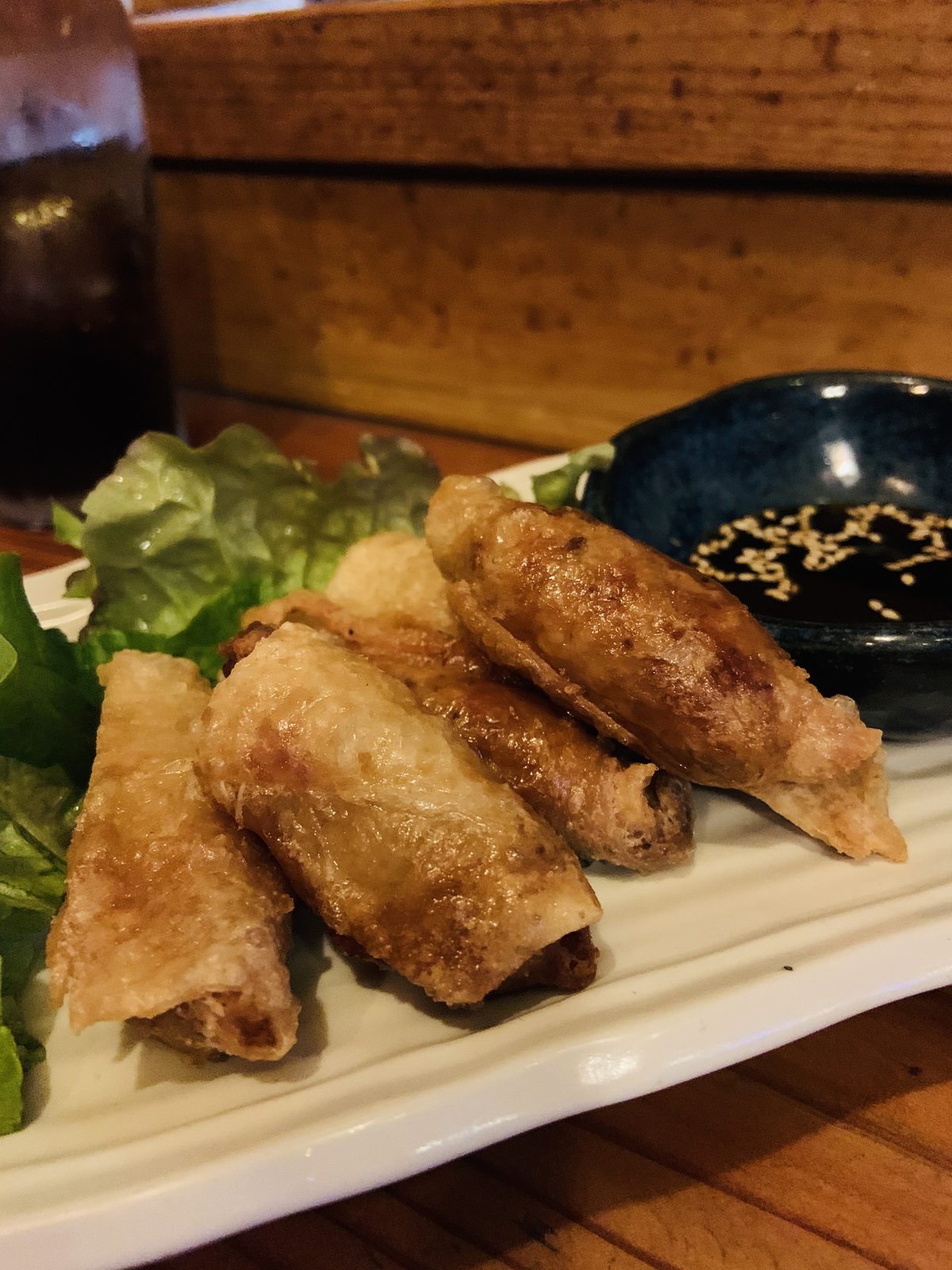 比羅夫區親朋好友共享美食餐廳|えびす亭在旺季時尤其是一位難求,如果是晚餐時段前來建議一定要預先訂位,餐廳地點在Lower Hirafu,由Seico Mart往下走約10