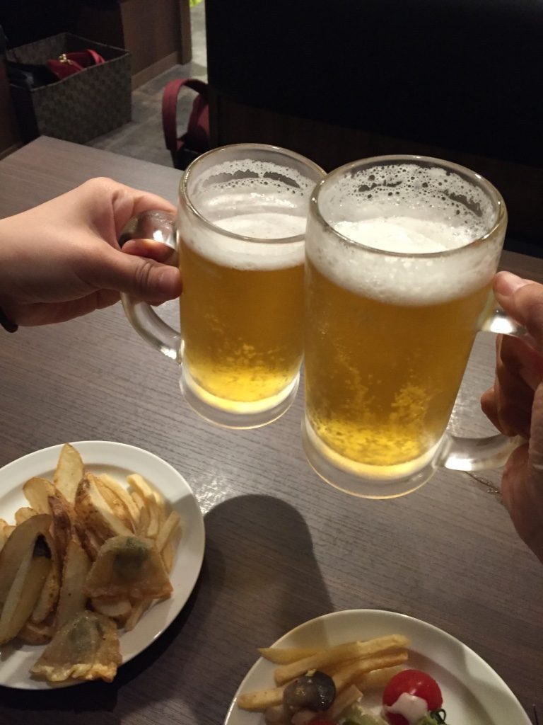 比羅夫區親朋好友共享美食餐廳|えびす亭在旺季時尤其是一位難求,如果是晚餐時段前來建議一定要預先訂位,餐廳地點在Lower Hirafu,由Seico Mart往下走約10