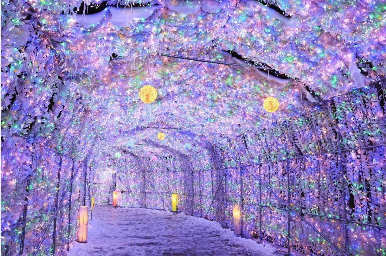 北海道不可錯過的點燈活動|距離二世古約一個小時的洞爺湖是著名的溫泉區,每逢冬天溫泉大街機會亮起迷人的彩燈。除此之外,在萬世閣酒店對面的廣場,冬天時會展出一條用40萬個