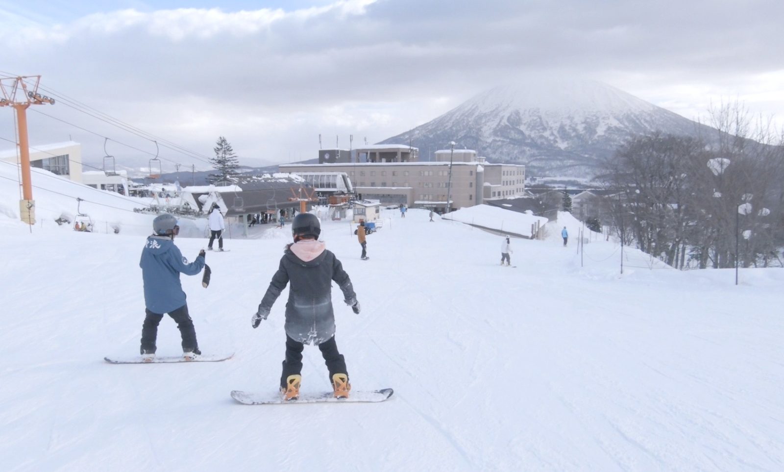 插畫家的第一堂單板課|學習單板(Snowboard)有什麼步驟?需要多久才會學會呢?這篇部落格紀錄了插畫家Carol的單板學習過程以及課後手繪心得筆記,用照片及可