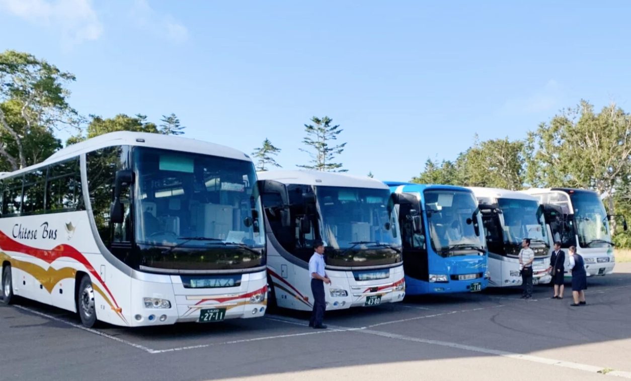 由新千歲機場來二世古|這是由機場前往二世古最經濟實惠、直接的方法。由每年的12月1日起,基本上每天都有巴士往來機場和二世古。各家公司的分別不大,最主要是看大家航班