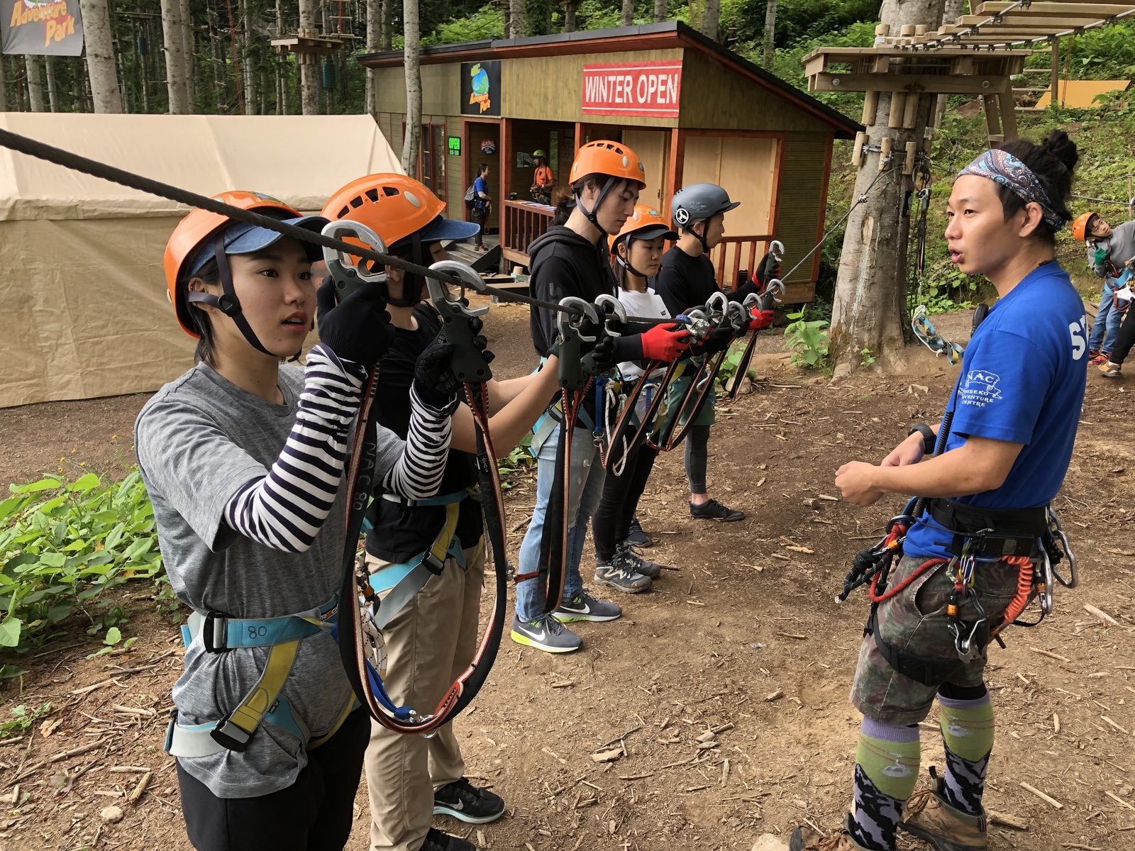 雪浪推介:冒險公園Adventure Park|每一個關卡設計都很有巧思,全身的肌肉都用上了。因為離地面都有一大段距離,真的是一直在分泌腎上腺素,這麼刺激的活動當然是不能馬虎。在開始前,工