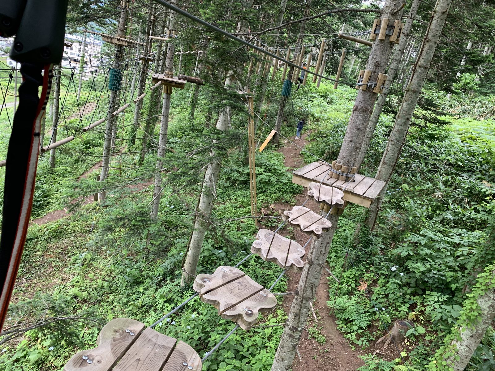 雪浪推介:冒險公園Adventure Park|每一個關卡設計都很有巧思,全身的肌肉都用上了。因為離地面都有一大段距離,真的是一直在分泌腎上腺素,這麼刺激的活動當然是不能馬虎。在開始前,工