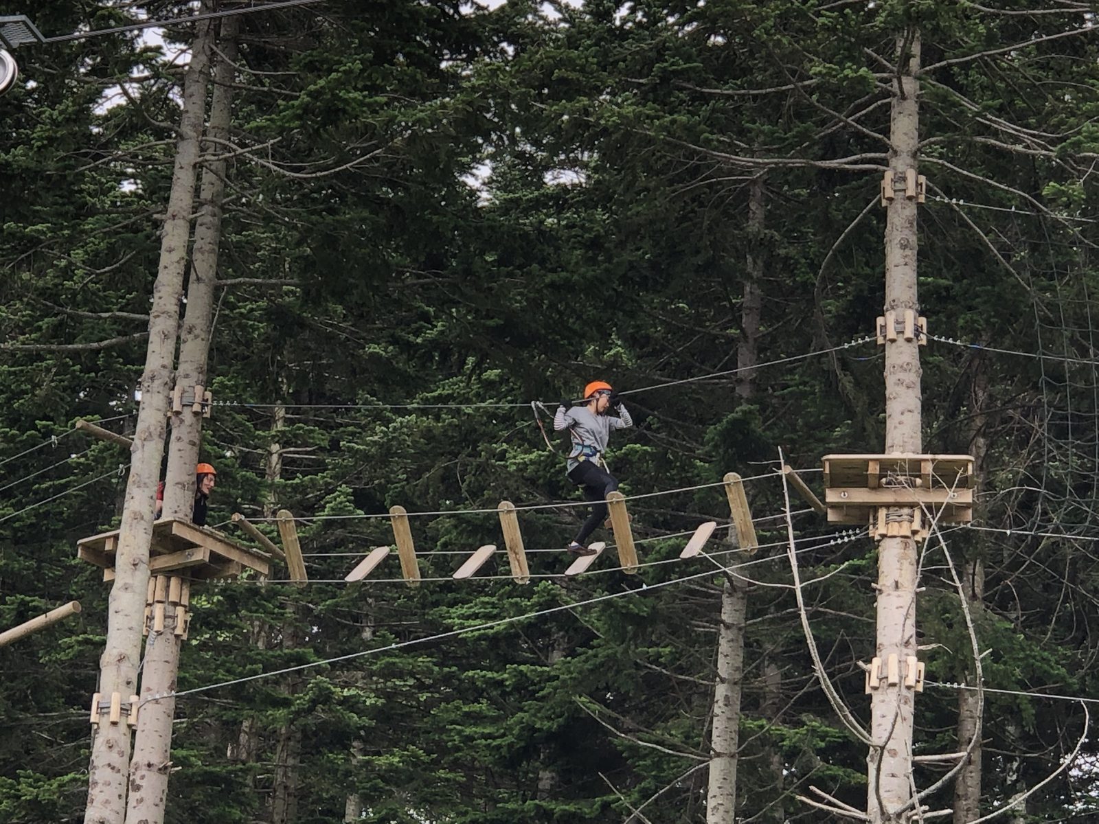 雪浪推介:冒險公園Adventure Park|每一個關卡設計都很有巧思,全身的肌肉都用上了。因為離地面都有一大段距離,真的是一直在分泌腎上腺素,這麼刺激的活動當然是不能馬虎。在開始前,工