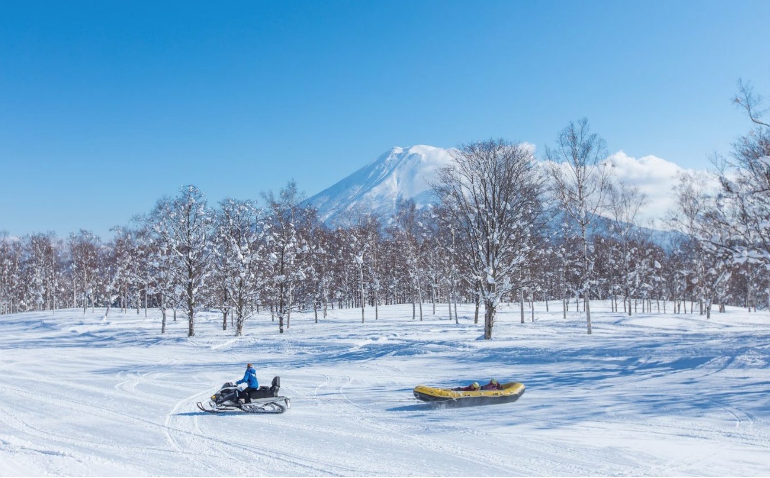 在二世古除了滑雪以外…｜大家有玩過香蕉船嗎？坐在橡皮艇中在海面上享受乘風破浪的快感，在雪面上會是怎麼樣呢？在希爾頓酒店旁的雪上橡皮艇提供一次人數為2-4人一起體驗，