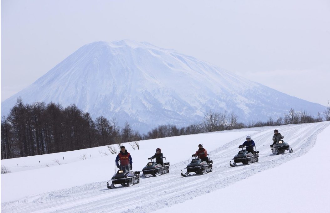 在二世古除了滑雪以外…｜騎乘路線有許多不同選擇，教練會帶您到平常開車或是滑雪到不了的地方，讓大家在廣闊的雪原上拍照及休息。騎乘在雪地中也會比平常再冷一些，建議大家穿