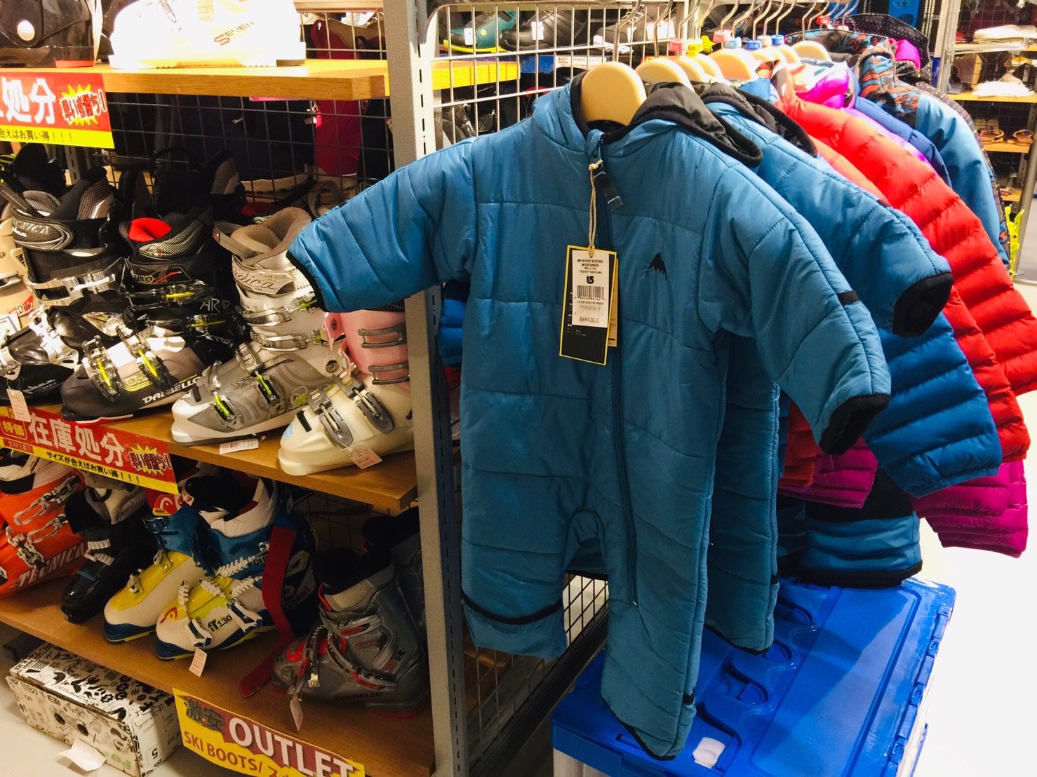 雪浪推介:Boom Sports|Boom Sports 位于俱知安火车站对出的大街上,除了贩售单板(Snowboard)以及双板( Ski)的相关装备,更有租赁服务(Ren
