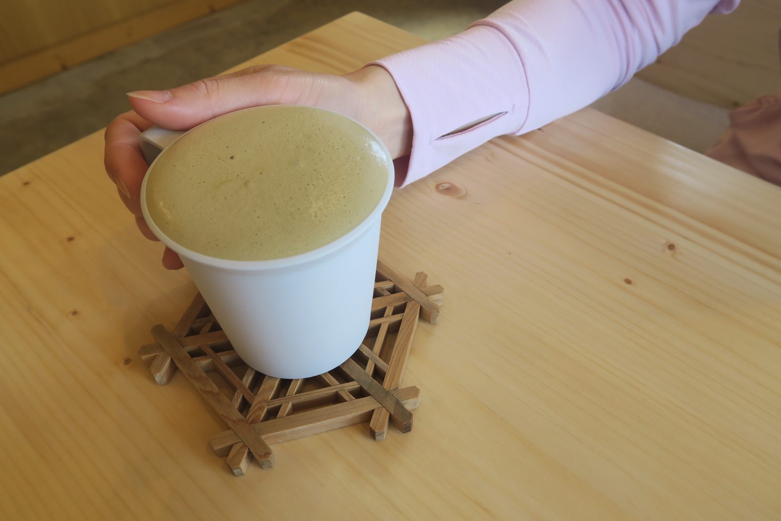 雪浪夏天推介:吃茶东屋|ほうじ茶是日本的一种绿茶,在日本之外可能比较少见,口味不苦也不涩,喝起来有清爽感,非常顺口,ほうじ茶再加上咖啡、牛奶制成ほうじ茶拿铁,没有黏