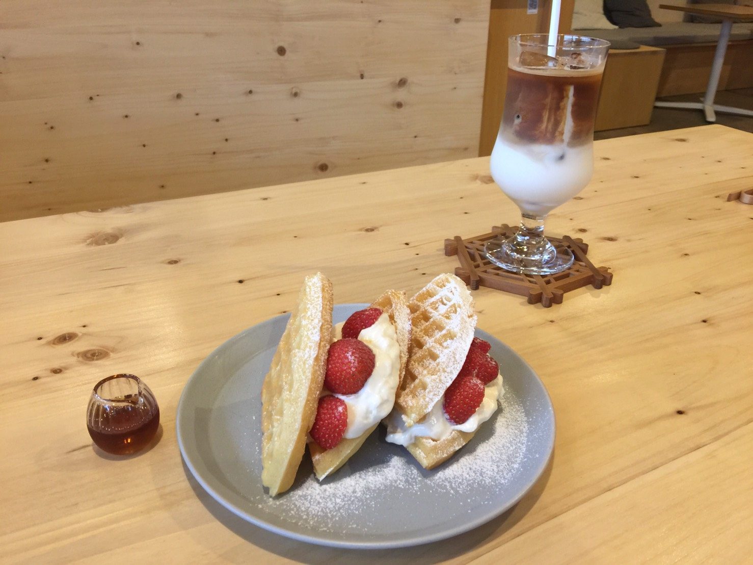 雪浪夏天推介:吃茶东屋|也要和大家推荐这个夏天全新推出的草莓松饼,草莓的微酸加上一点点糖浆调和,再搭配一杯Ice Latte就是绝配。从草莓到鲜奶油、优格、松饼粉都