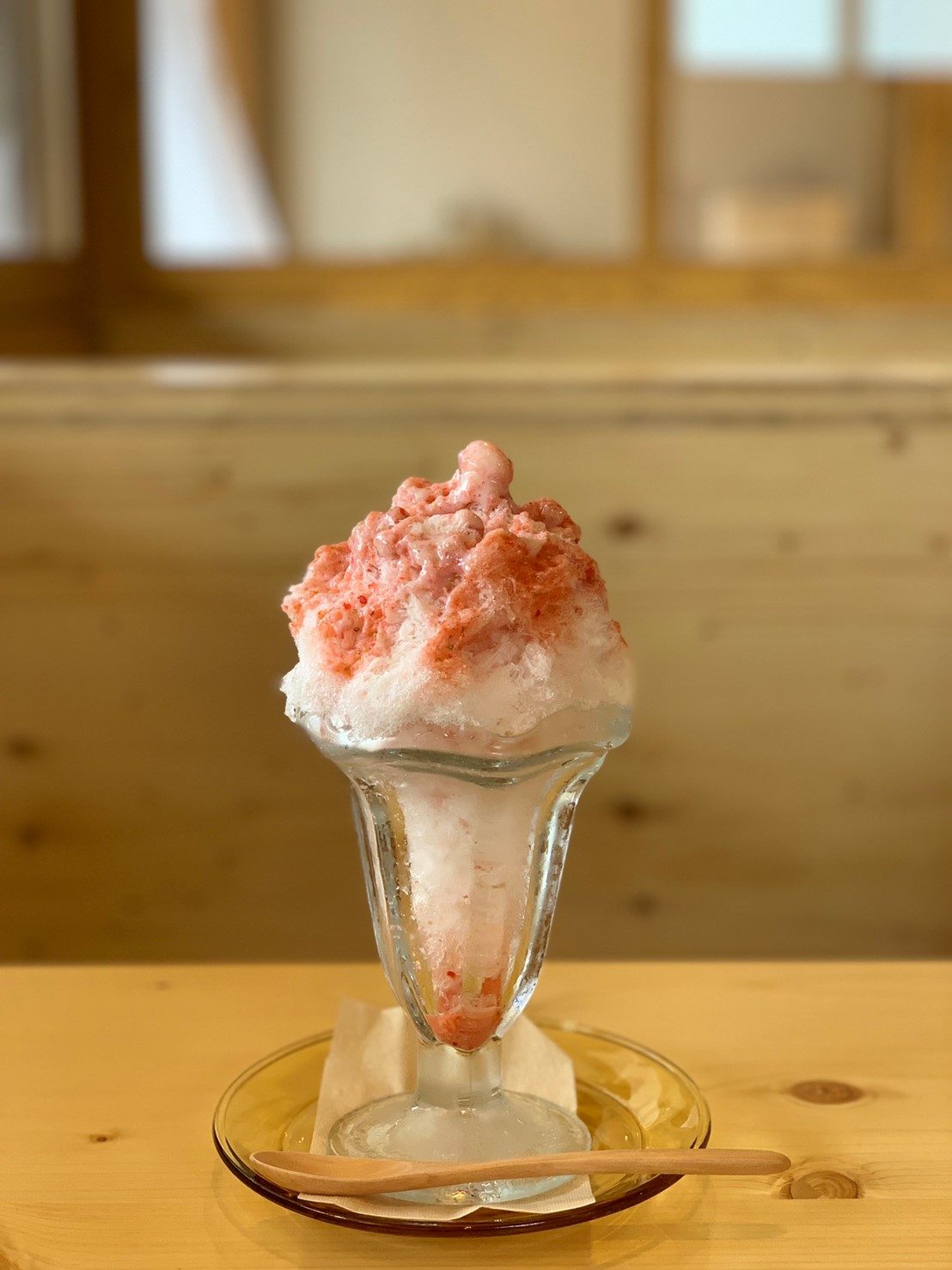 雪浪夏天推介:吃茶东屋|迎接夏天正式来到,吃茶东屋的刨冰也推出新口味,目前有草莓、草莓牛奶、红豆抹茶跟Espresso口味。店长也有提到这次的刨冰价位其实相较往年来
