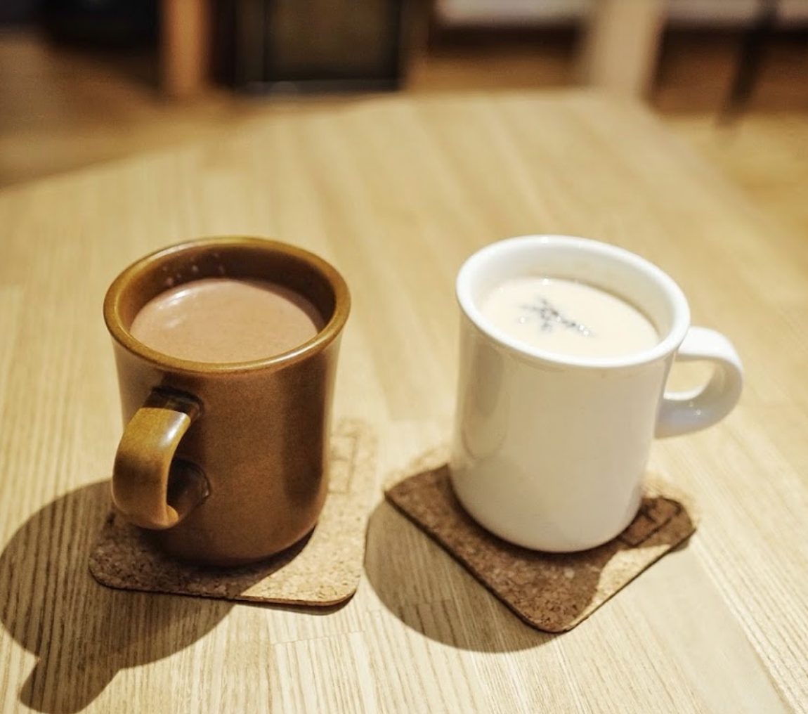 二世古咖啡廳不私藏清單|Gentem Cafe的一樓是雪板Showroom,可以看到許多款式的鬆雪板及紀念品;二樓則是咖啡廳及不定期展示的藝廊,輕時尚的藝廊不像美術