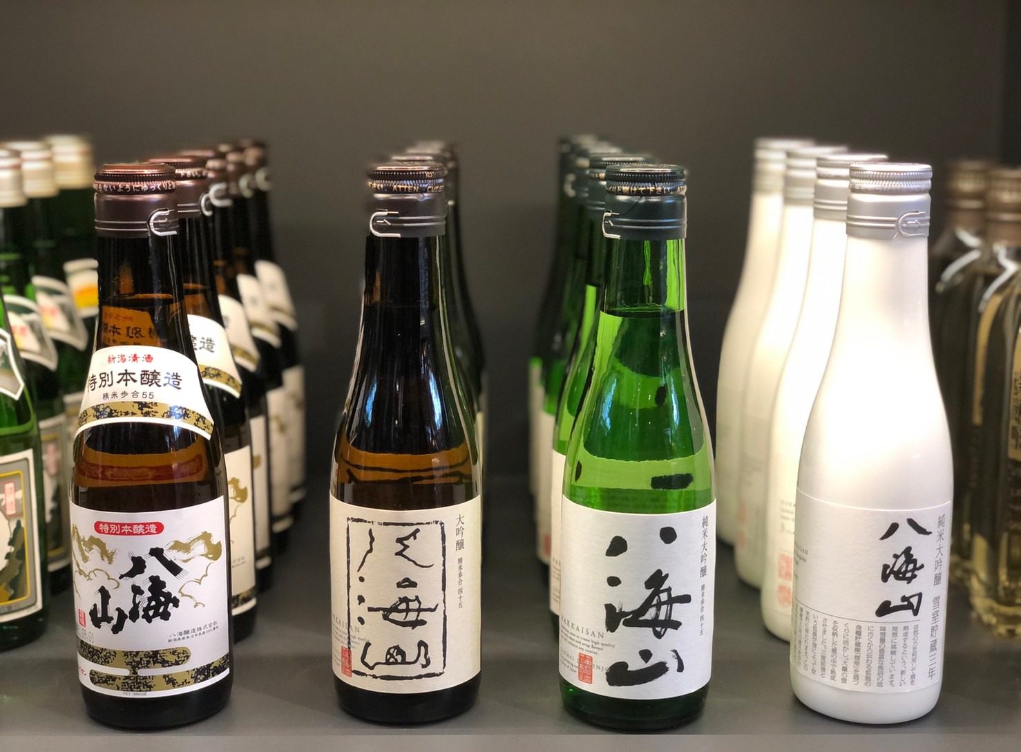 新味觉体验 - 新雪谷蒸馏所|八海山这个大名,相信喜欢喝日本酒的朋友一定相当熟悉!1922年创业,位于新泻南鱼沼市的八海山集团在即将迎接创业百年时,这个月初刚迎接了新的威