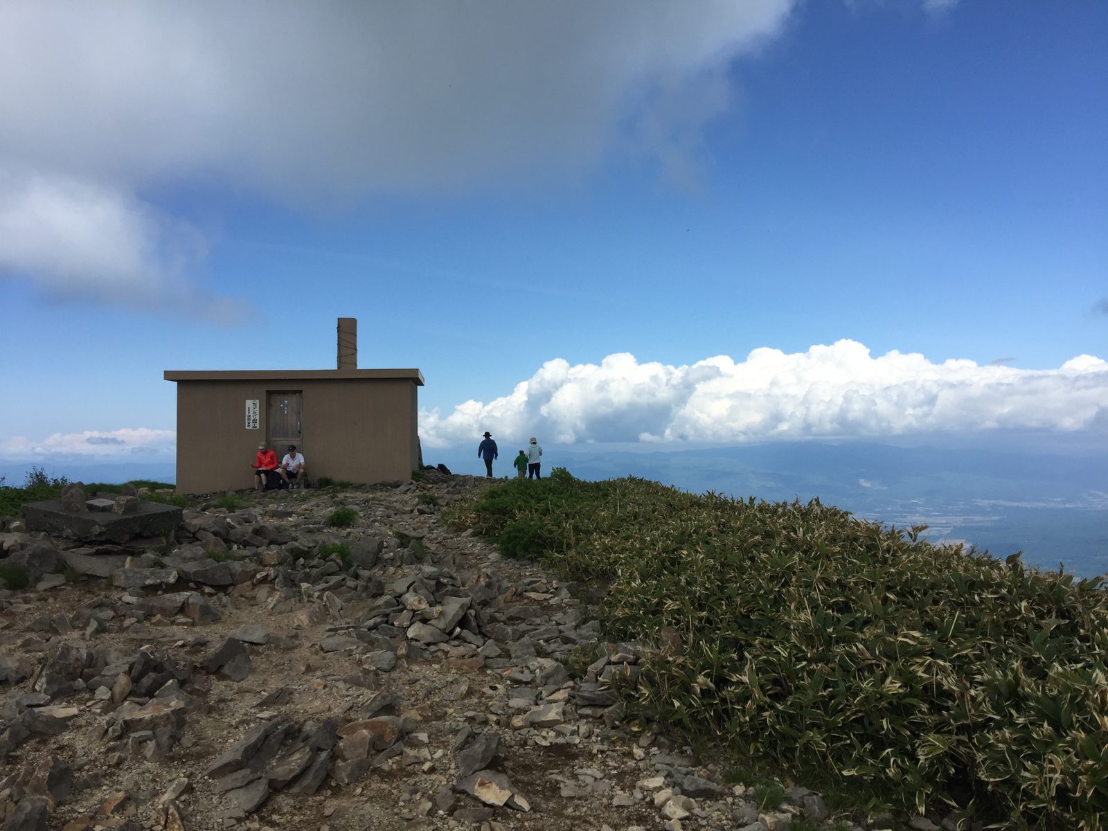 雪浪夏天推介:Hiking健行筆記|登山起點在二世古五色溫泉露營區,需要在露營區內的登山口填寫「入山届」,包含姓名、人數、日期以及時間,讓官方掌握每一位遊客的安全;沿路上大多在