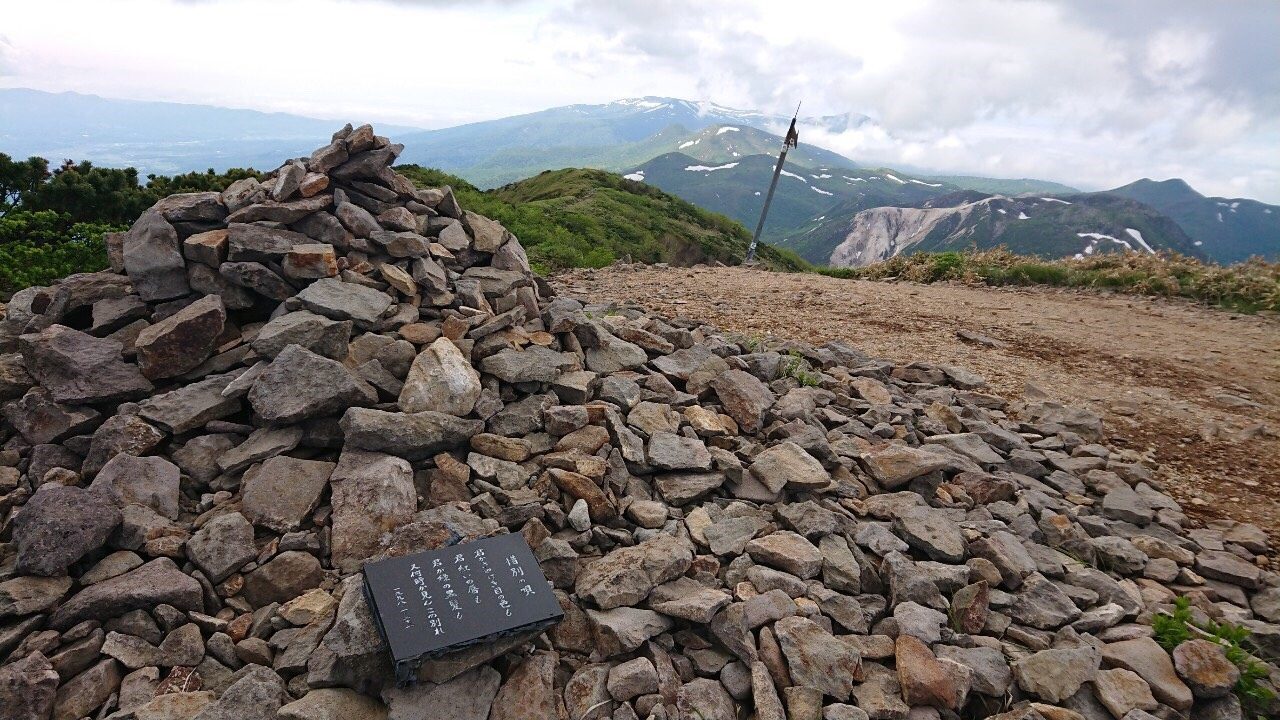 雪浪夏天推介:Hiking健行筆記|登山起點在二世古五色溫泉露營區,需要在露營區內的登山口填寫「入山届」,包含姓名、人數、日期以及時間,讓官方掌握每一位遊客的安全;沿路上大多在