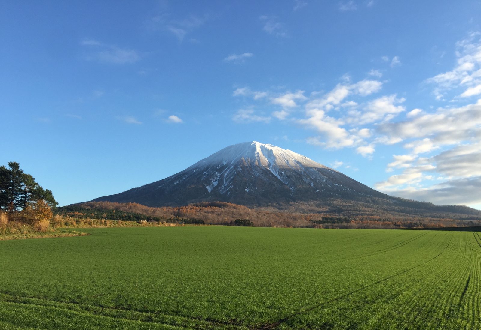 雪浪夏天推介:Hiking健行筆記|被稱為日本百名山之一的羊蹄山標高1,898米,因為和富士山的形狀有些類似,很多人也稱羊蹄山為北海道的富士山(蝦夷富士)。羊蹄山是一座成層火山