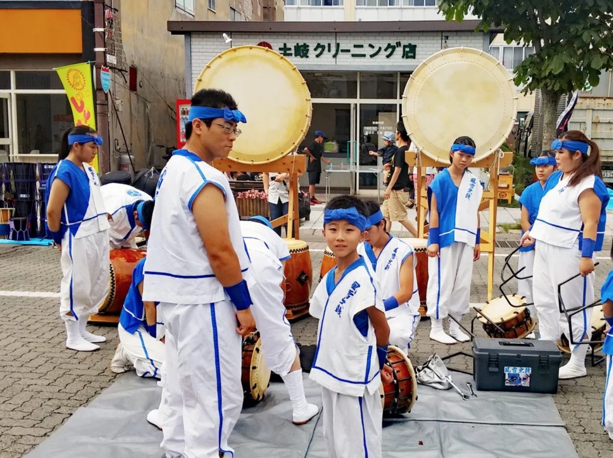 新雪谷的夏天祭典:じゃが祭り|抢马铃薯大概是整个祭り的其中一个最有趣的情节,参加者在限时内可以尽量收集自己想要的马铃薯带回家!每年都不能错过!
