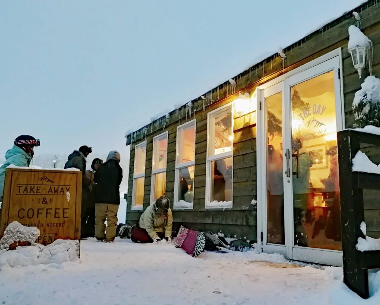 雪浪推介:Mountain Kiosk Coffee|常常聽到大家說,二世古越來越少本地人開設的餐廳。其實不然,因爲開在Hirafu Welcome Center旁邊的Mountain Kios
