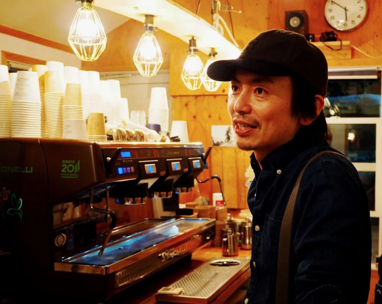 雪浪推介:Mountain Kiosk Coffee|在二世古長大的井原先生單板Snowboard滑雪技巧非常了得,年輕時是半管道(Half Pipe)的職業選手,常常到國外參賽並吸收外國文化。