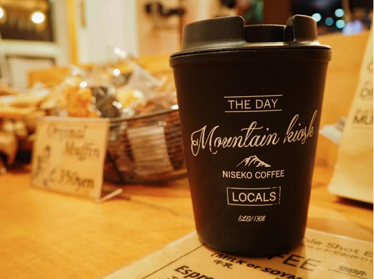 雪浪推介:Mountain Kiosk Coffee|在二世古長大的井原先生單板Snowboard滑雪技巧非常了得,年輕時是半管道(Half Pipe)的職業選手,常常到國外參賽並吸收外國文化。