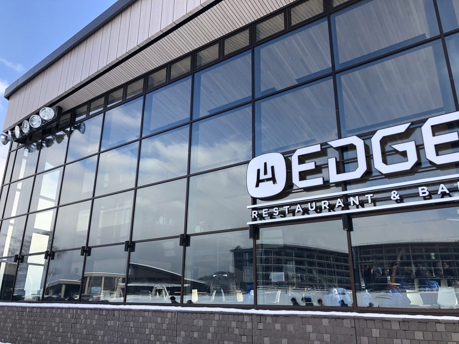雪場中餐吃什麼？｜車子一抵達Hanazono絕對不會錯過的是2020雪季新開的Edge美食廣場，在這裡為了服務所有來花園雪場的遊客特地增設了兩層樓的座位區，自