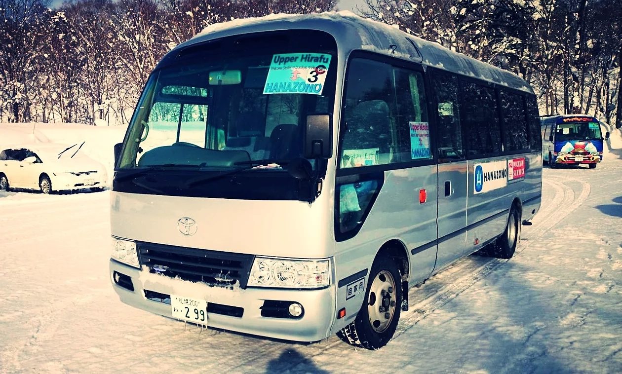 二世古滑雪場内交通資訊|除此之外,Hanazono也有提供免費穿梭巴士往來比羅夫與花園Hanazono,每天早上07:50開始行走,最後一班則在下午17:10。Ha