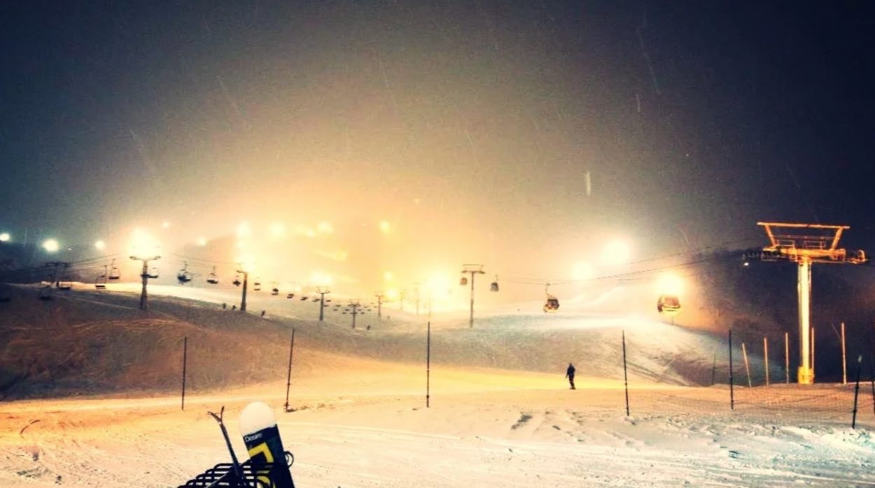 浅谈新雪谷滑雪场|Niseko United的吊车营运是受政府运输处规管的,都会设有风速监测器。每当风力达到15-17 m/s的时候,所有的吊车也会需要减速,
