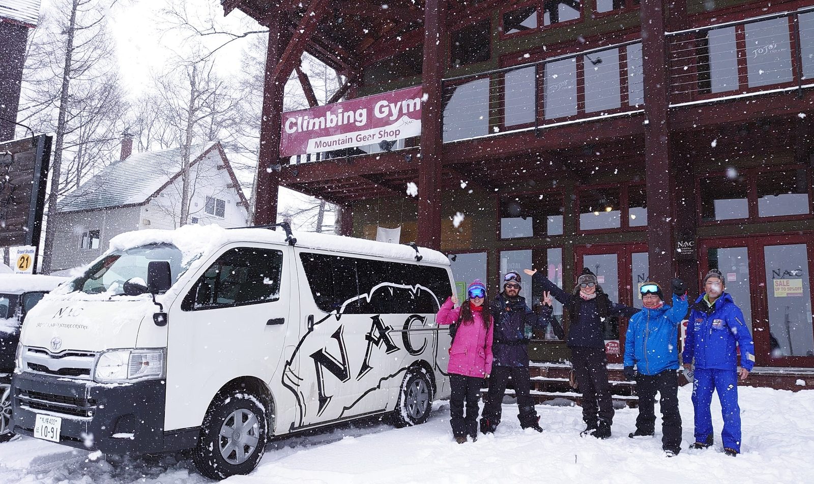 雪浪推介 - 雪鞋体验Snowshoe Tour|在新雪谷的雪鞋体验路线主要会前往的地点为羊蹄山脚的半月湖,半月湖为一万年前羊蹄山的火山活动后积水生成,海拔大约270公尺,也因为冬天温度较低