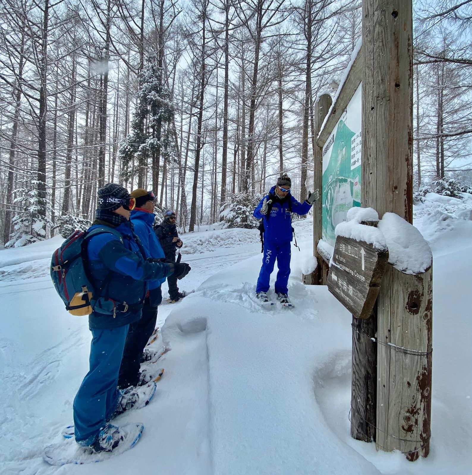 雪浪推介 - 雪鞋体验Snowshoe Tour|这一次的向导是一位亲切的日本爷爷,向导爷爷和我们用英文沟通,先在登山处教我们如何套上雪鞋,如何穿着雪鞋行走,就跟着向导的脚步前往半月湖探险秘