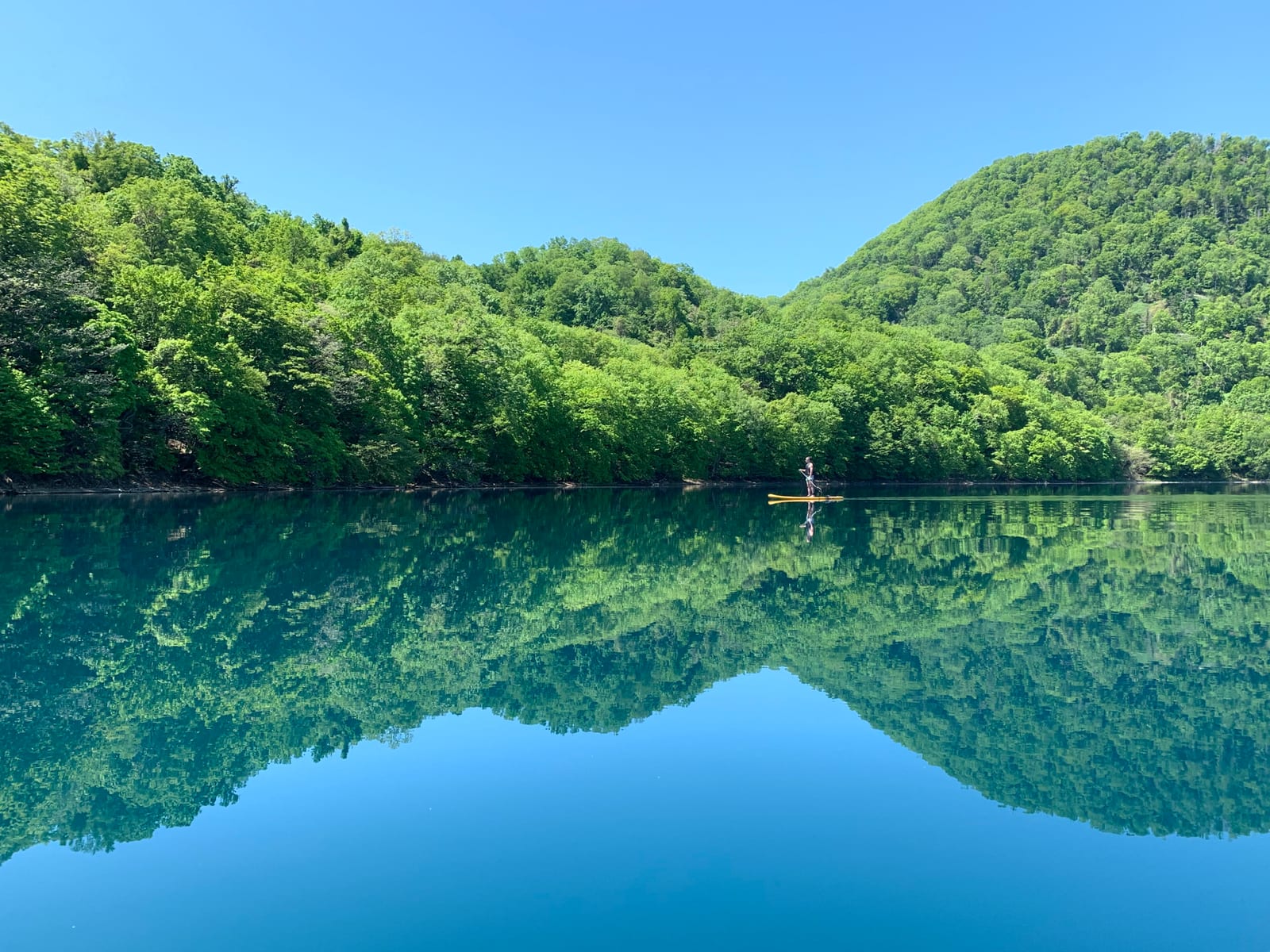 雪浪夏天推介:SUP立桨冲浪|当然SUP不只是不断的划行,在新雪谷还可以尝试专门的SUP瑜伽课程,喜欢钓鱼的朋友还可以自备鱼竿,在大海中享受一个人宁静的时光。如果要说雪浪