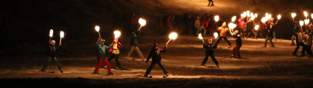 新雪谷「たいまつ滑走」Torchlight Skiing