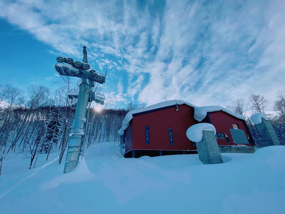 2021 Niseko近況更新|Hanazono花園滑雪場從2021冬季起將新增一台10人座Gondola,同時Hanazono 1原有的四人纜車也將改建為六人發熱椅墊,除