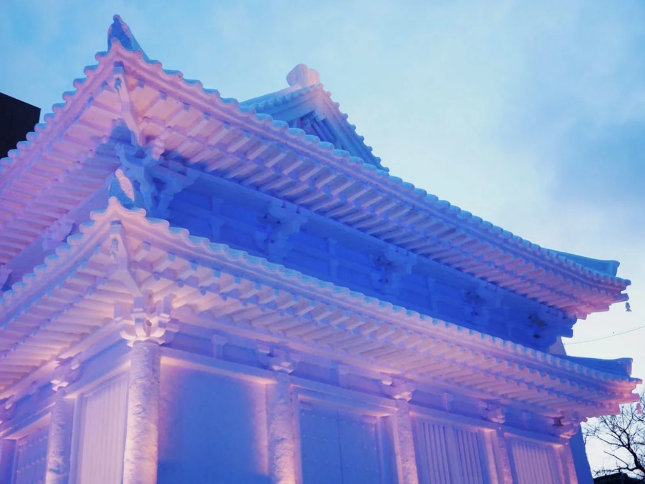 札幌雪祭 Sapporo Snow Festival｜在Tsu Dome会场内的冰滑梯 (c) www.japan-guide.com