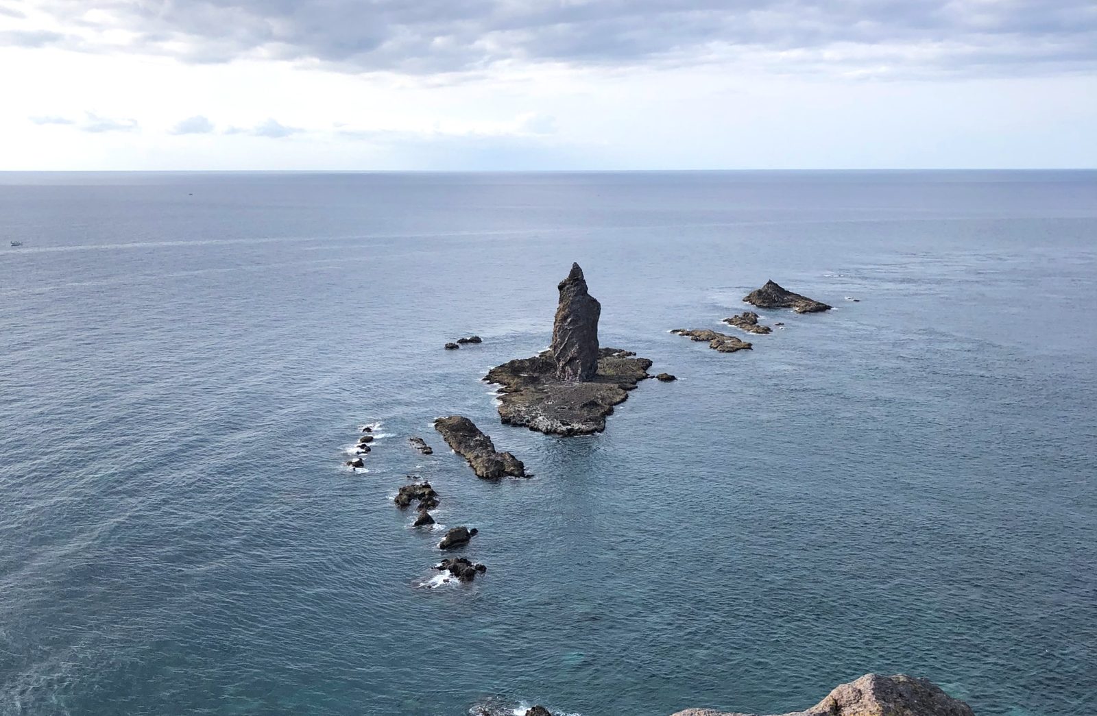 玩味积丹 - 海景温泉美食|来到神威岬,第一个印入眼帘的是「女人禁止之门」,这是以前传说若有女生通过就会激怒海神引发船难,或是载有女生的船经过即会翻船等等传说,因此这个