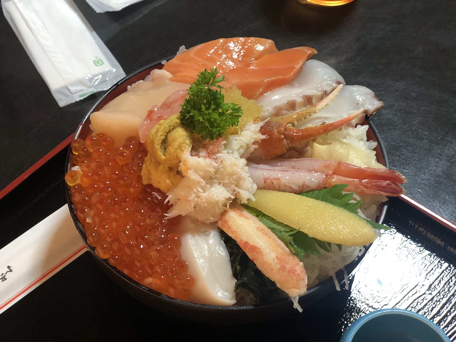 玩味积丹 - 海景温泉美食|海胆丼饭在料理来说好像只是单纯将海胆放在饭上面,但捕捉到海胆后的加工其实才是最难的地方!要将海胆敲开后漂亮的将里面金黄色的肉挖出来真的不简单