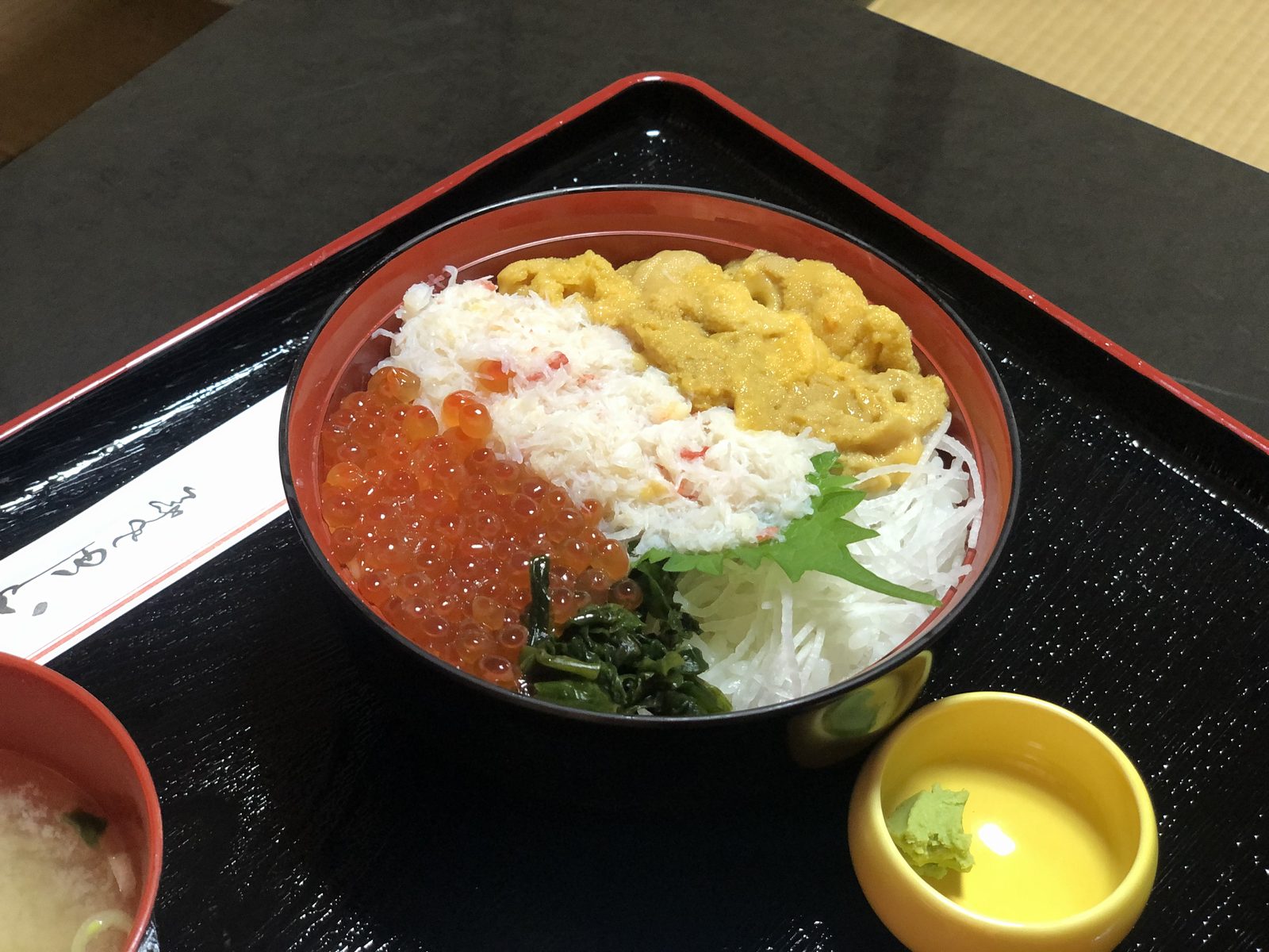 玩味积丹 - 海景温泉美食|海胆丼饭在料理来说好像只是单纯将海胆放在饭上面,但捕捉到海胆后的加工其实才是最难的地方!要将海胆敲开后漂亮的将里面金黄色的肉挖出来真的不简单