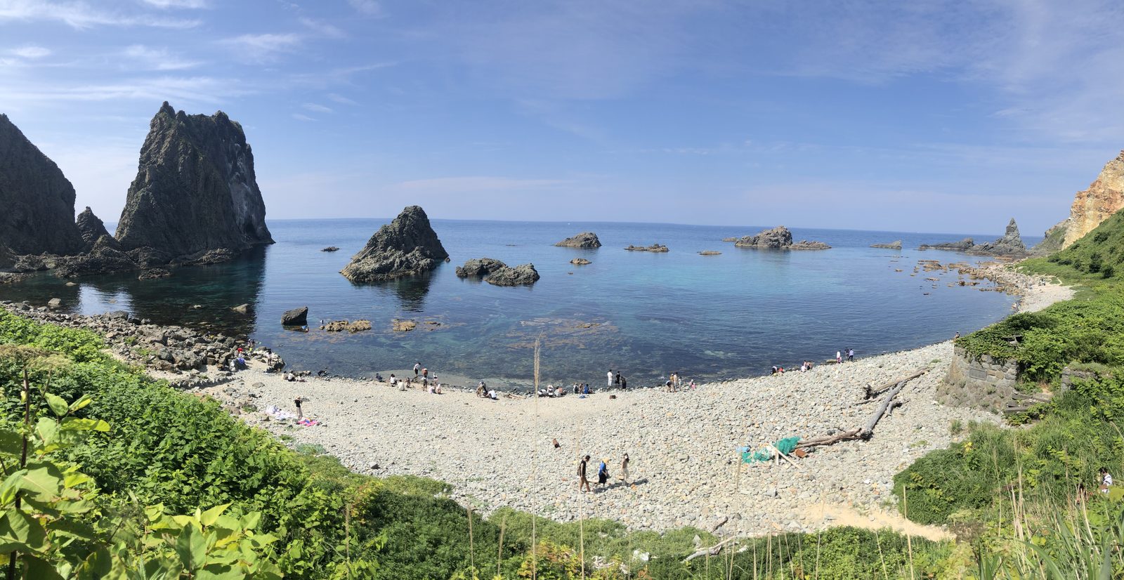 玩味积丹 - 海景温泉美食|由观景台往下走到海滩有一小段距离,看起来很陡峭不过可以在十分钟左右可以走完,如果有小朋友又有时间可以在岛武意海岸待上一阵子的话,我们建议多携
