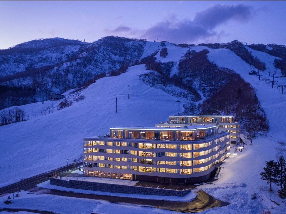 【期间限定】Skye Niseko免费雪具租借优惠｜Skye Niseko是雪浪团队十分推荐的新雪谷住宿选择之一，相对其他酒店，Skye Niseko最吸引人的地方就是地点！酒店位在雪场第一排