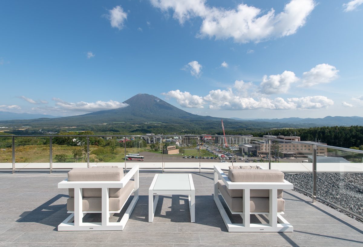 雪浪推介:Skye Niseko|Skye Niseko也提供了大众及私人温泉让你可以在一天滑雪过后好好缓解身体的疲劳,在Check-in之前即可预约一次私人汤屋,一次时间是