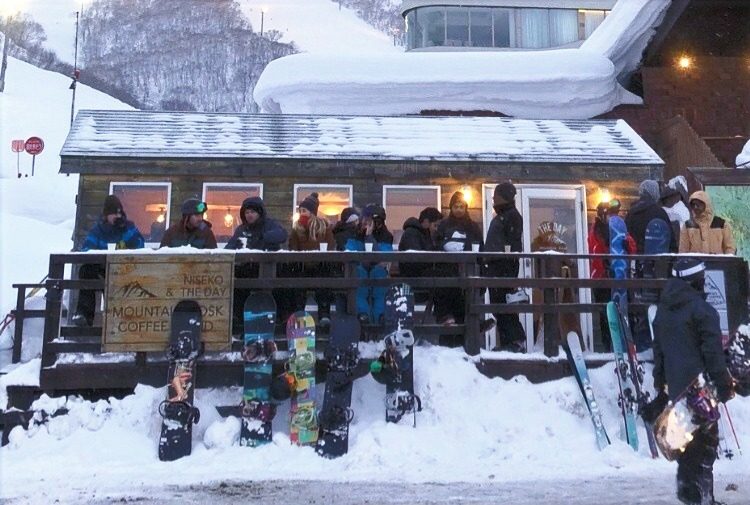 Snow Friends Coffee 咖啡杯|在欧美,滑雪场上几乎人人手拿一杯咖啡。在出发滑雪前,或休息时,能够在风雪中享受一杯咖啡,实在舒服惬意。谈到新雪谷的话,不得不提到在 Hira