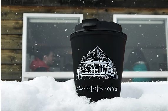 Snow Friends Coffee 咖啡杯|在欧美,滑雪场上几乎人人手拿一杯咖啡。在出发滑雪前,或休息时,能够在风雪中享受一杯咖啡,实在舒服惬意。谈到新雪谷的话,不得不提到在 Hira