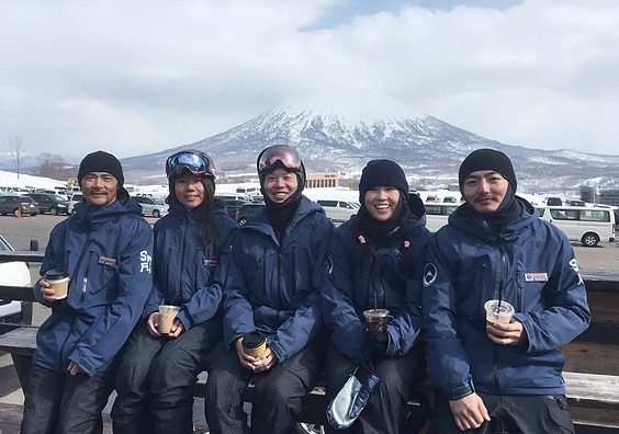 Snow Friends Coffee 咖啡杯|在欧美,滑雪场上几乎人人手拿一杯咖啡。在出发滑雪前,或休息时,能够在风雪中享受一杯咖啡,实在舒服惬意。谈到新雪谷的话,不得不提到在 Hira