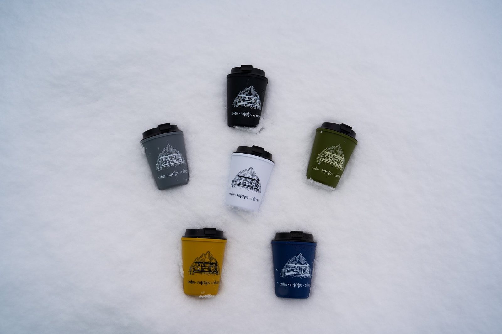 Snow Friends Coffee 咖啡杯|就在我们构思计划的时候,偶然在Instagram上,看到一位来自俄罗斯的 Snowboarder 兼设计师Polina有关滑雪的作品集,我们