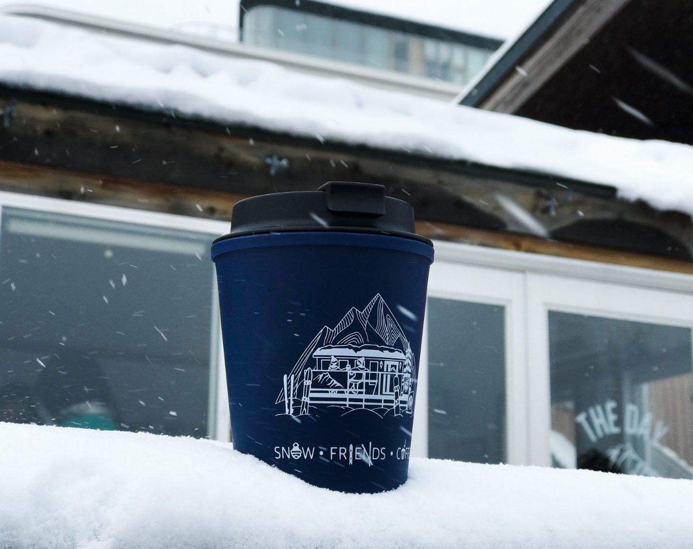 Snow Friends Coffee 咖啡杯|就在我们构思计划的时候,偶然在Instagram上,看到一位来自俄罗斯的 Snowboarder 兼设计师Polina有关滑雪的作品集,我们
